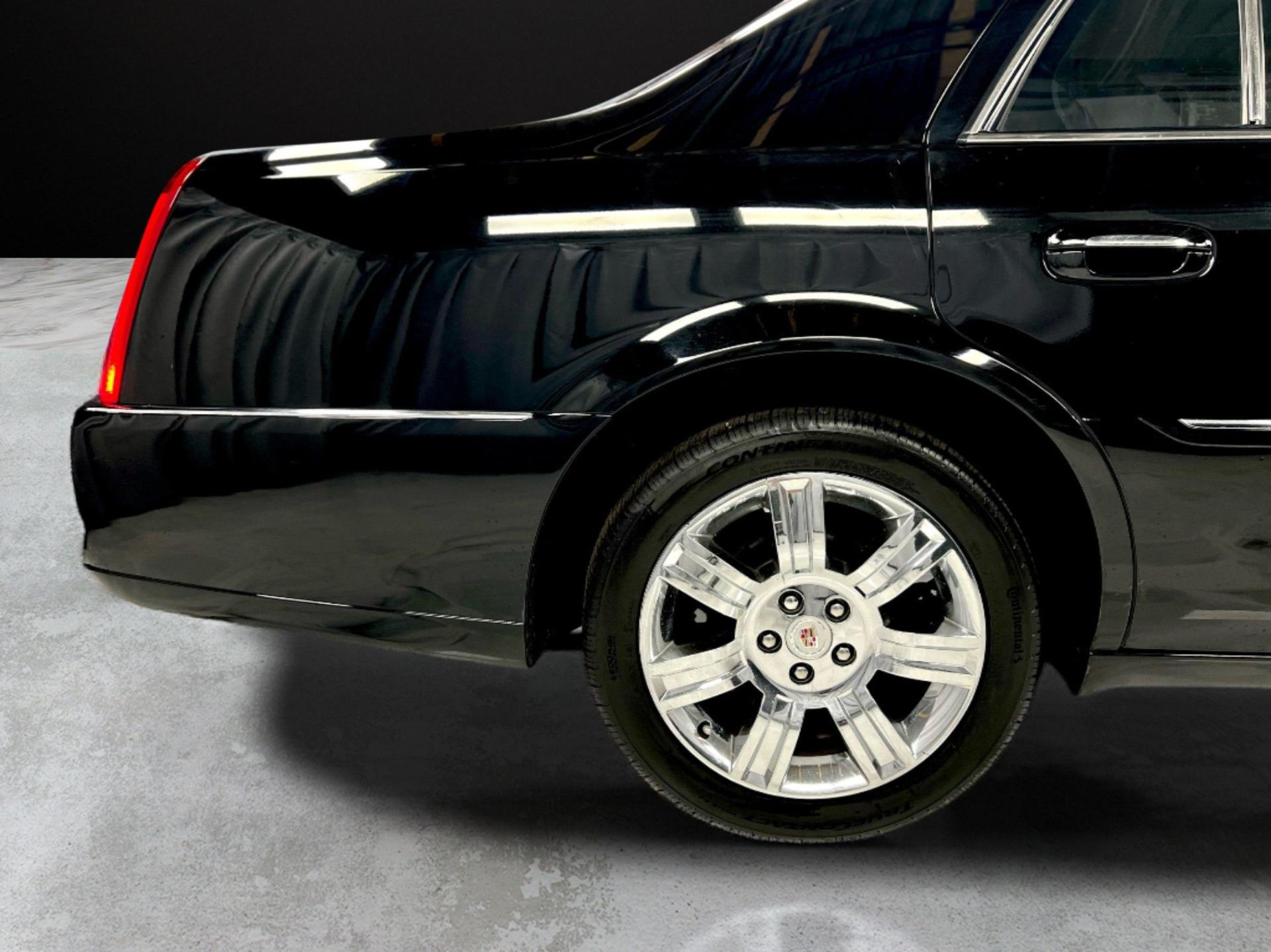 2011 Cadillac DTS Platinum Collection - Photo 10