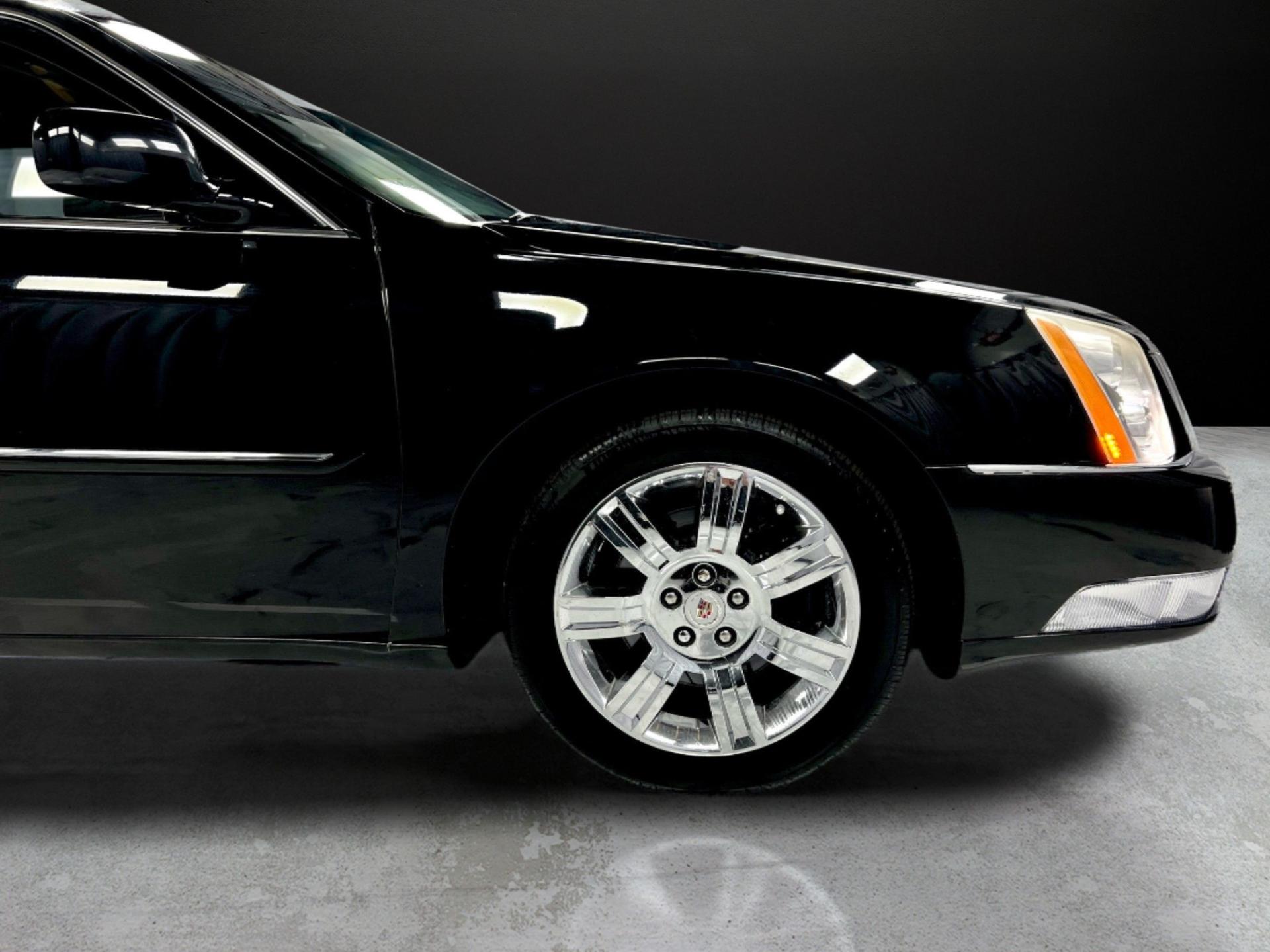 2011 Cadillac DTS Platinum Collection - Photo 11
