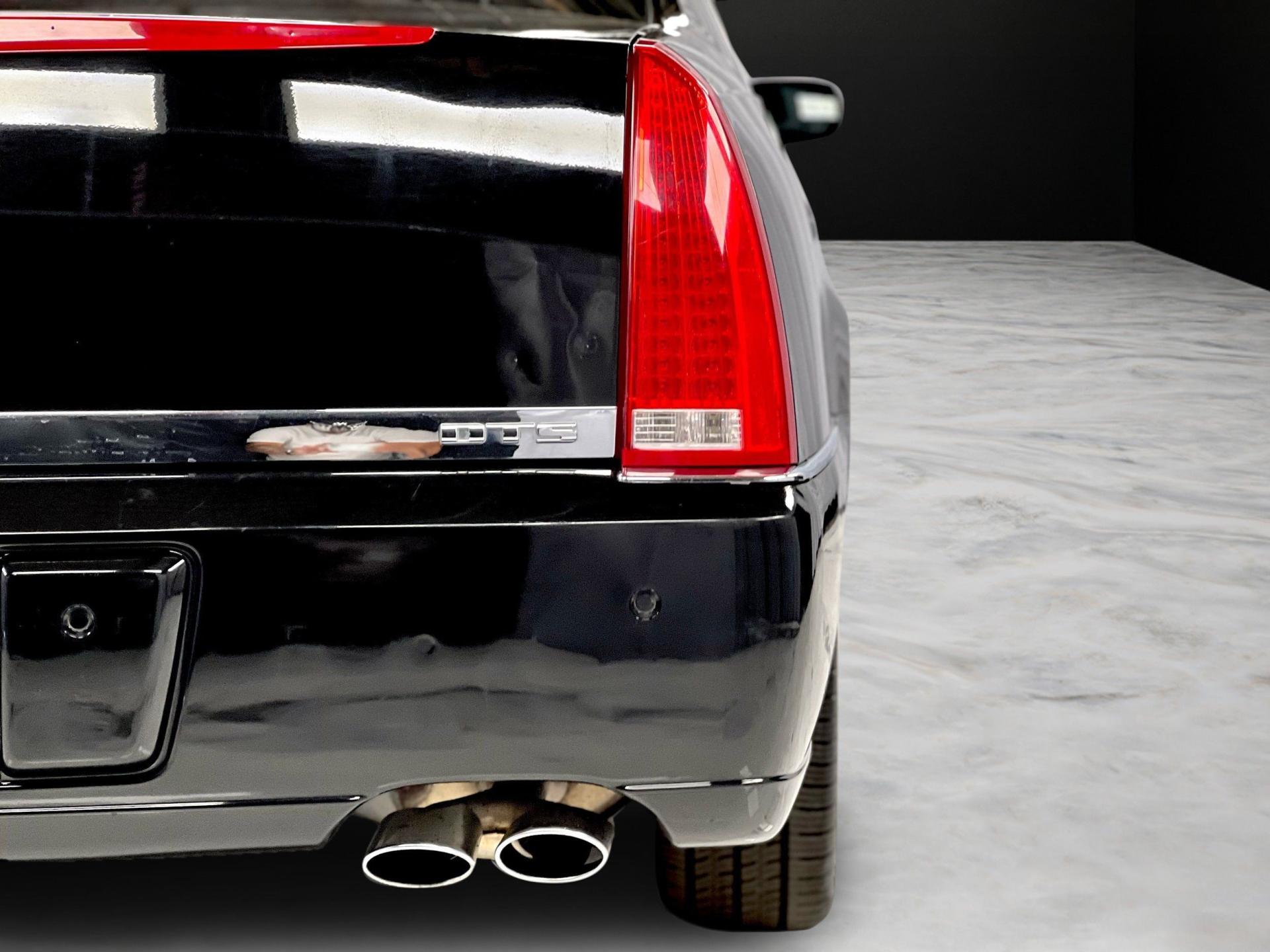 2011 Cadillac DTS Platinum Collection - Photo 15