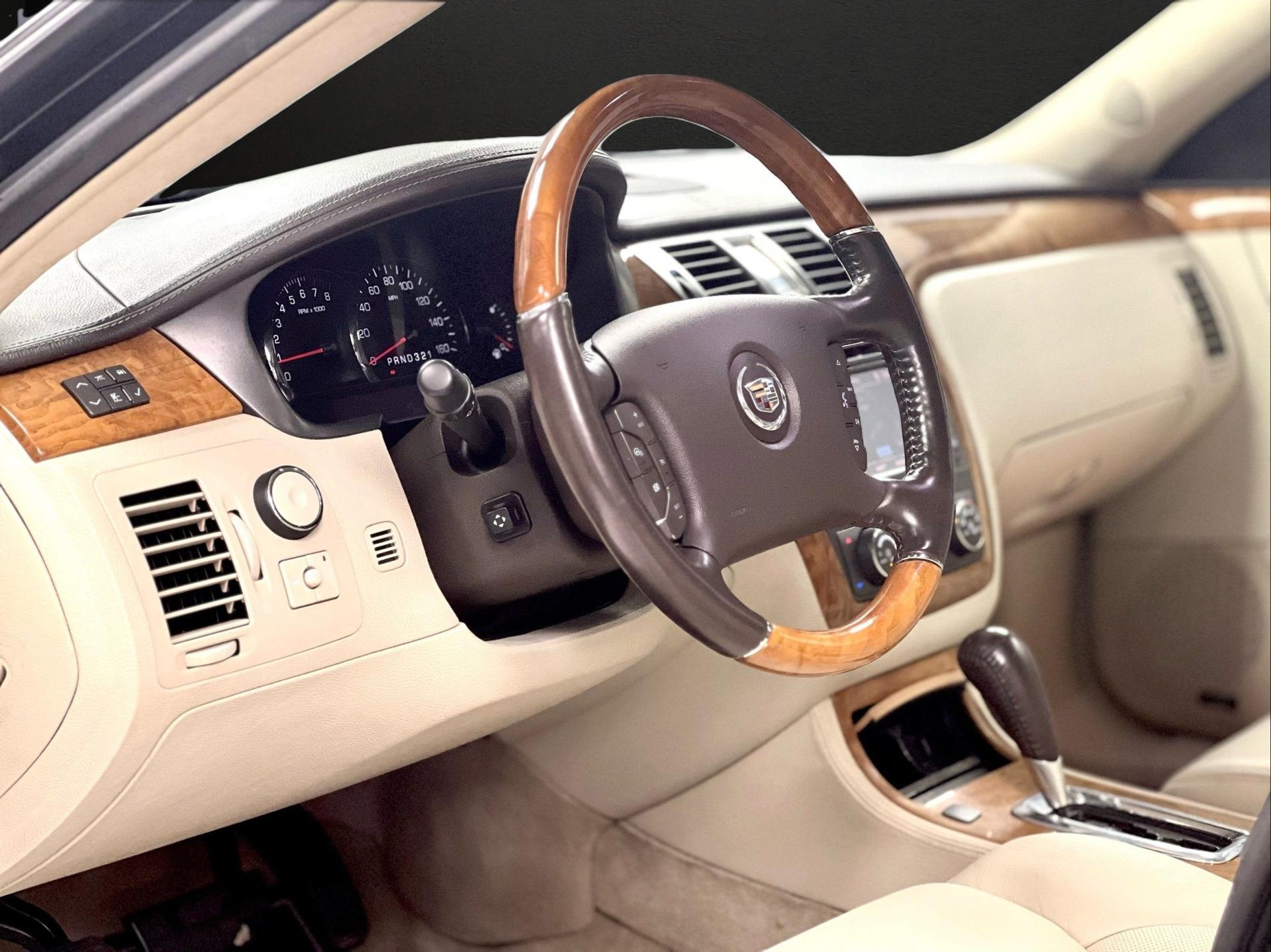 2011 Cadillac DTS Platinum Collection - Photo 16