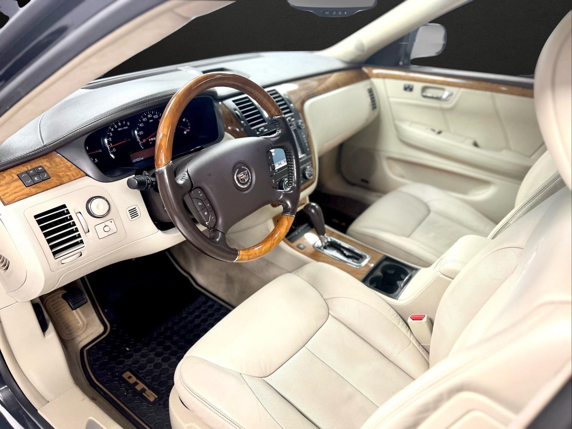 2011 Cadillac DTS Platinum Collection - Photo 17