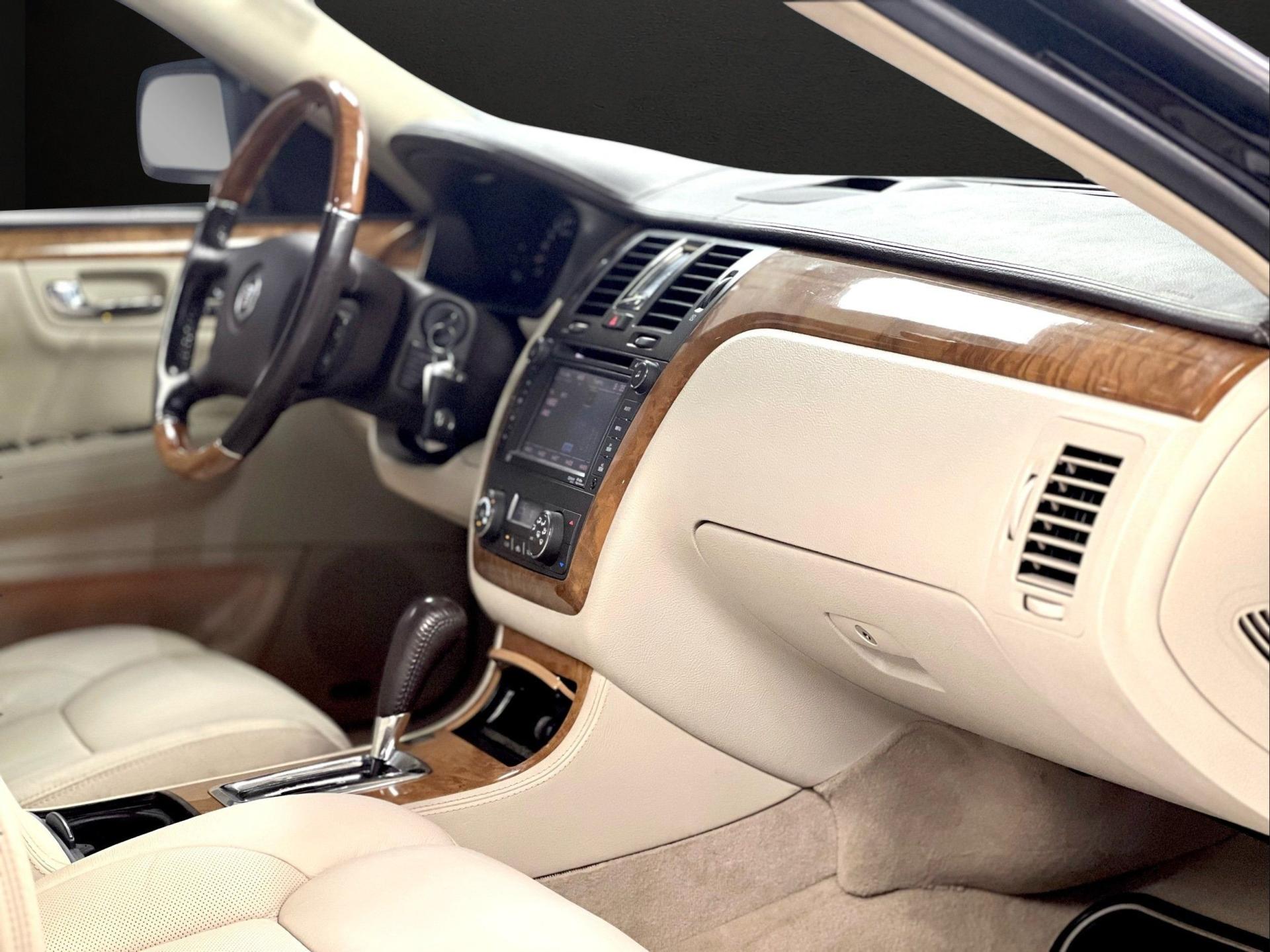 2011 Cadillac DTS Platinum Collection - Photo 21