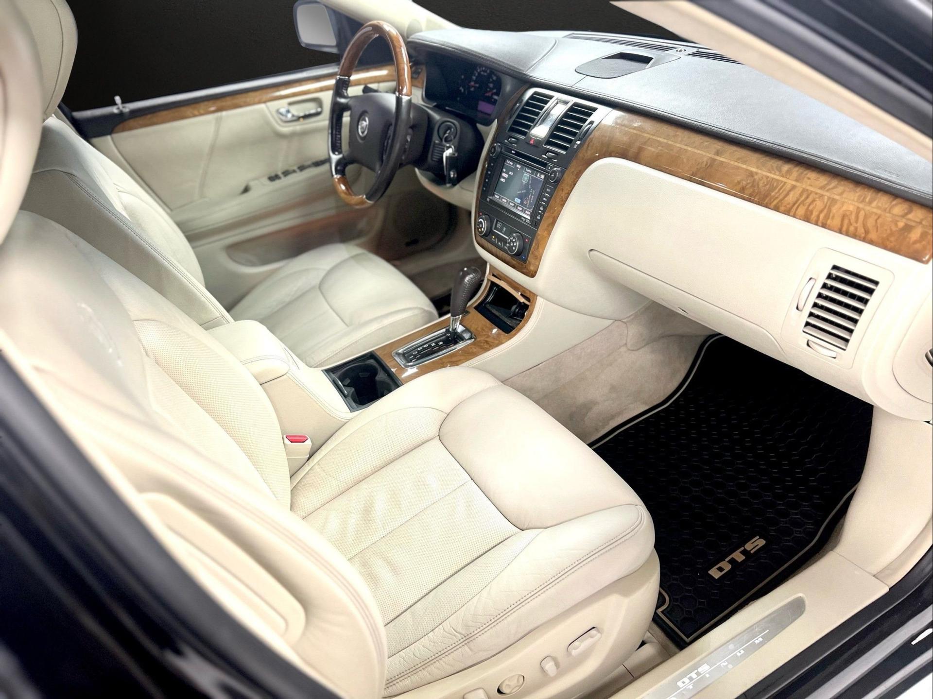 2011 Cadillac DTS Platinum Collection - Photo 23