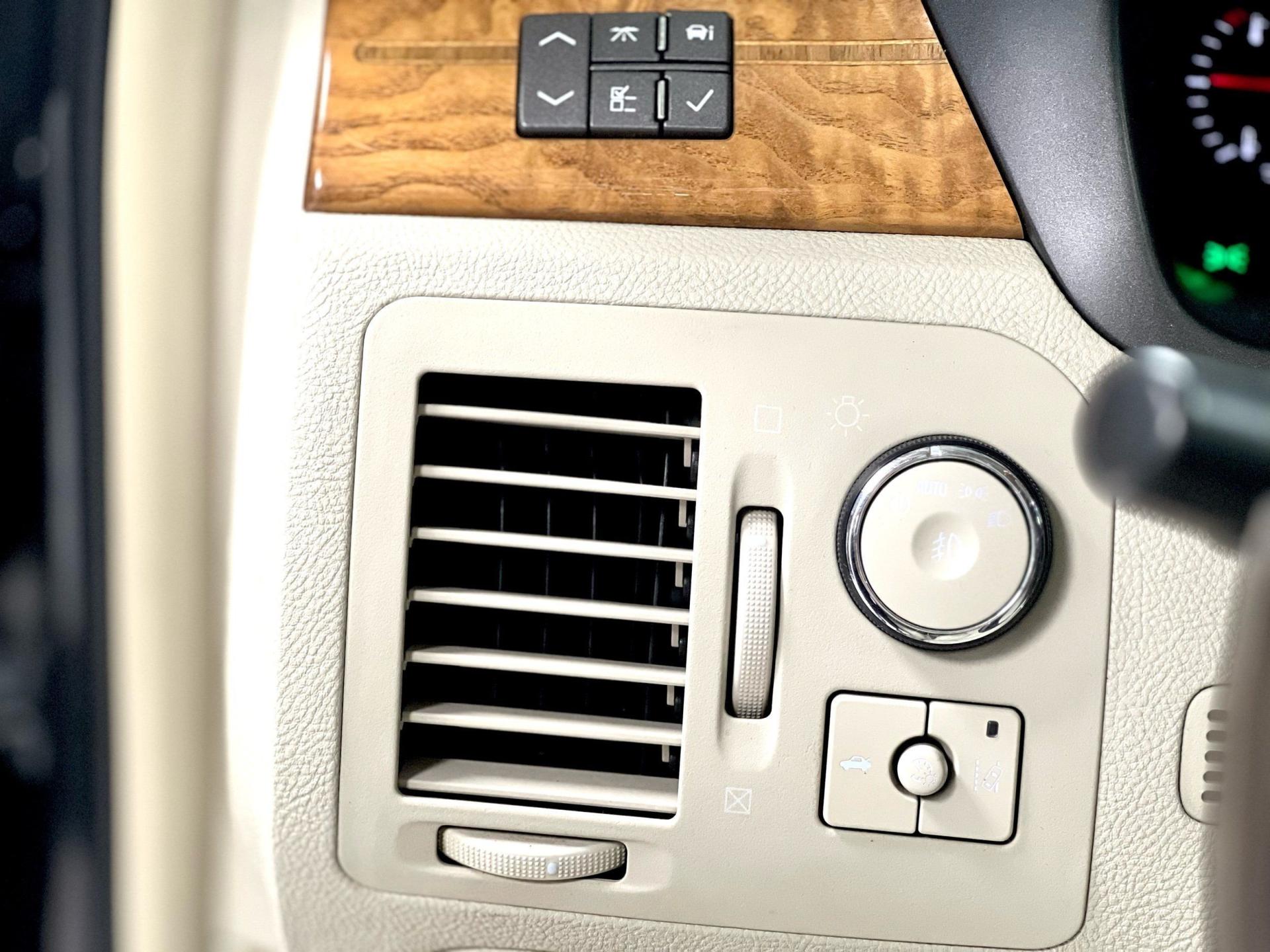 2011 Cadillac DTS Platinum Collection - Photo 28