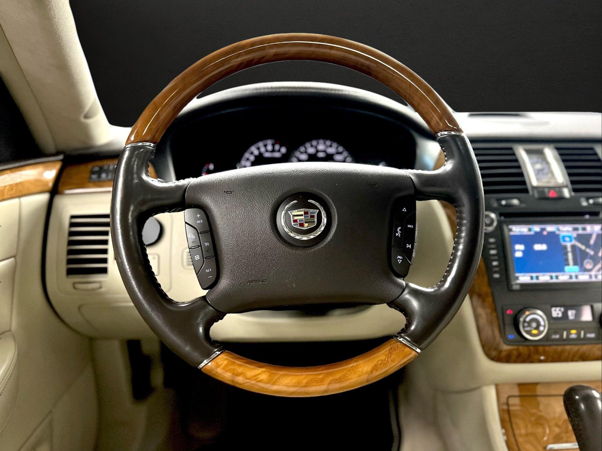 2011 Cadillac DTS Platinum Collection - Photo 30