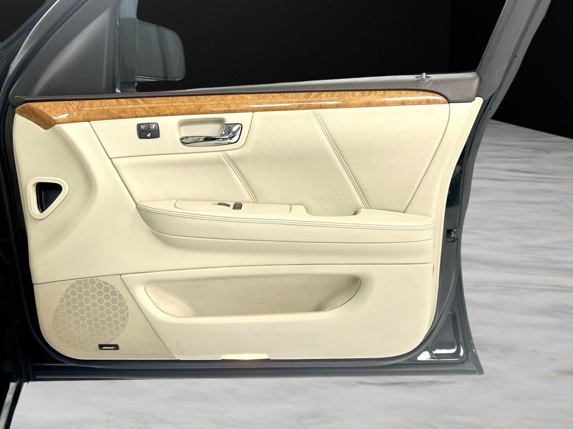2011 Cadillac DTS Platinum Collection - Photo 40
